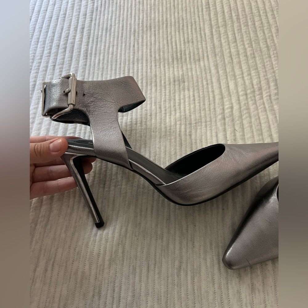 Silver Heels - Picture 2 of 3